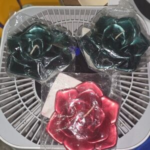 Set of Rose-Shaped Floating Candles in Green and Red